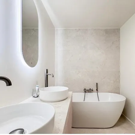 Luxury Modern 4 Bedrooms Parking Near *